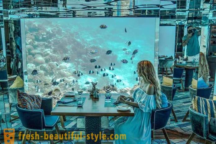 Luxusním podvodní restaurace na Maledivách