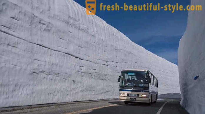 Amazing snow koridor v Japonsku