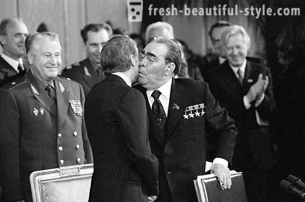Jako světoví lídři se snažil vyhnout líbání Brežněva