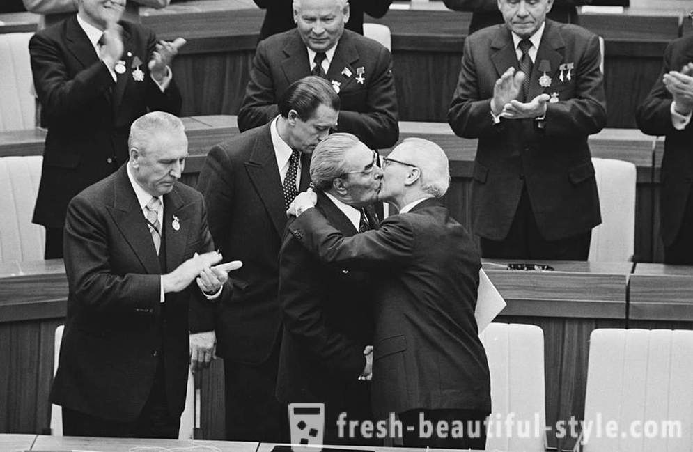 Jako světoví lídři se snažil vyhnout líbání Brežněva