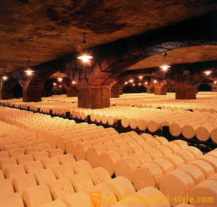 Výrobní proces francouzském Roquefort sýr ze starých receptur