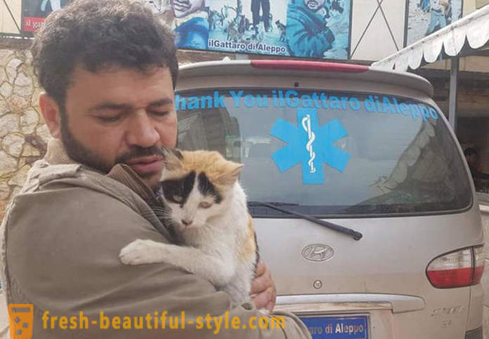 Ten člověk zůstal ve válkou zničeném Aleppu se postarat o opuštěná zvířata