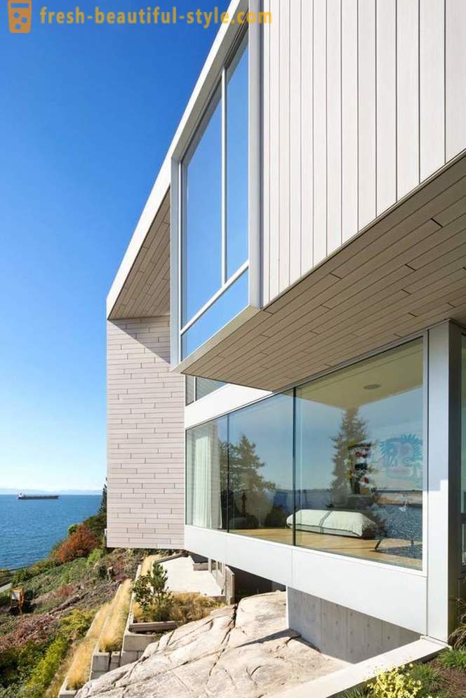 Architektura a interiér domu u moře v západu Vancouver
