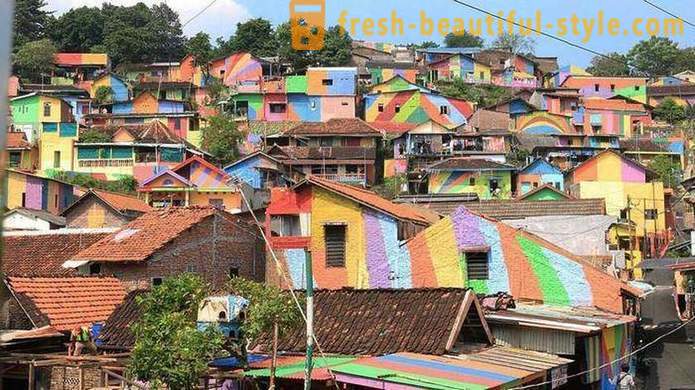 Domy v indonéské vesnici malované ve všech barvách duhy