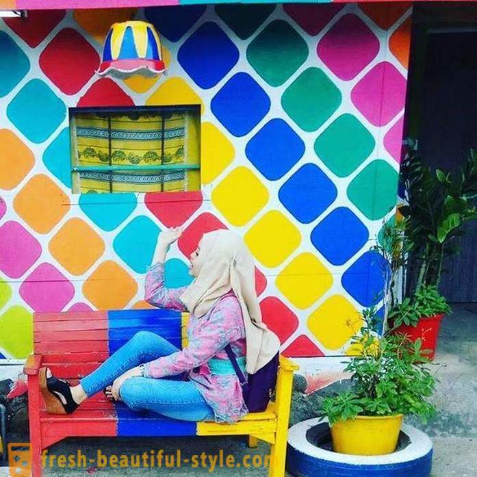 Domy v indonéské vesnici malované ve všech barvách duhy