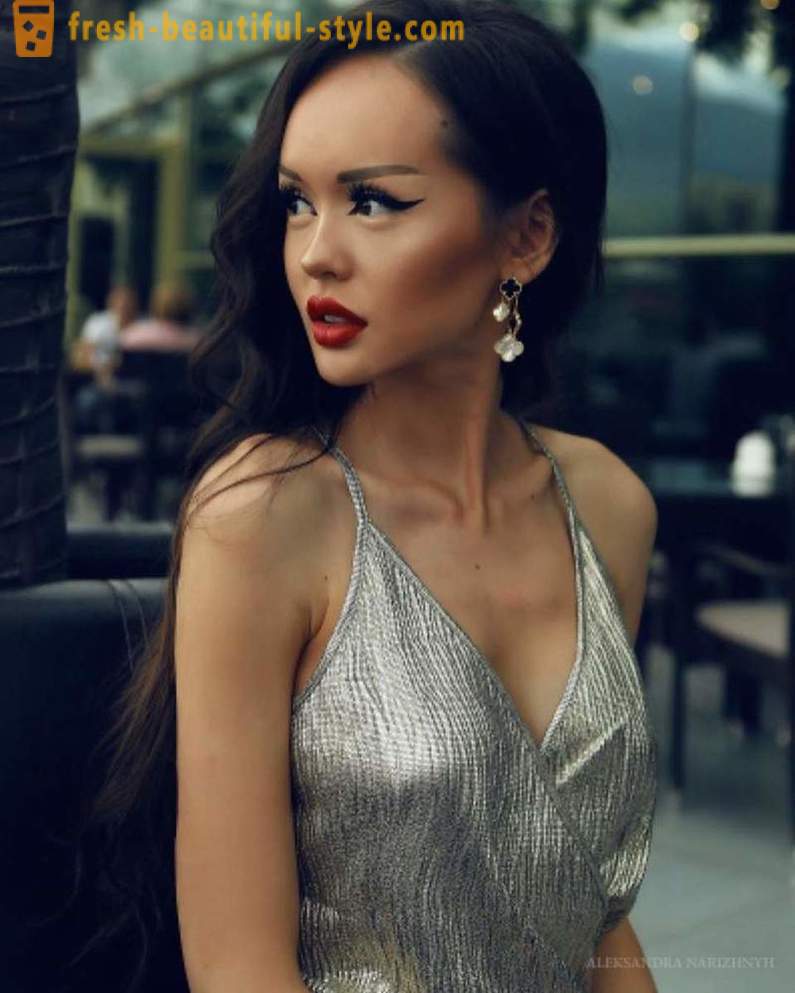 Dinara Rahimbaeva - Kazachstán „Barbie“, který byl kritizován za focení v prádle