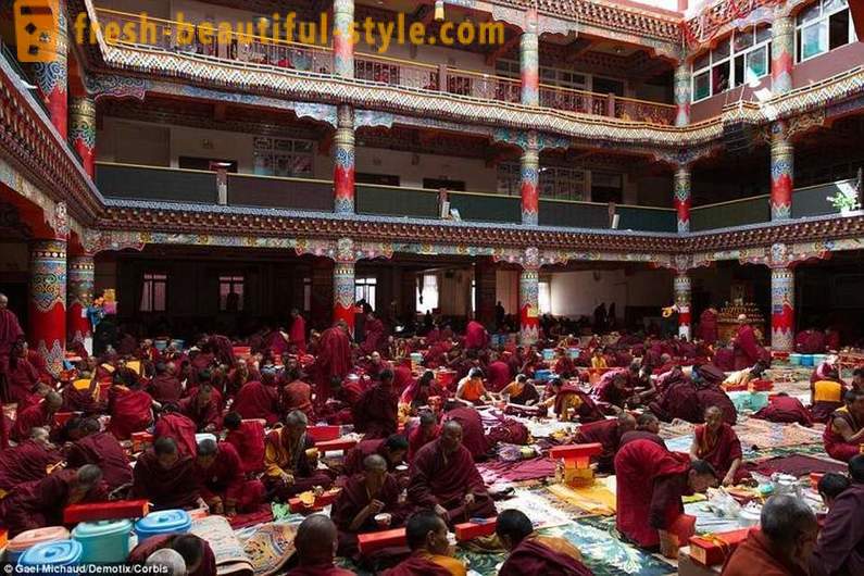Největší buddhistický akademie na světě pro 40.000 TV mnichy zakázány, ale dovolil iPhones