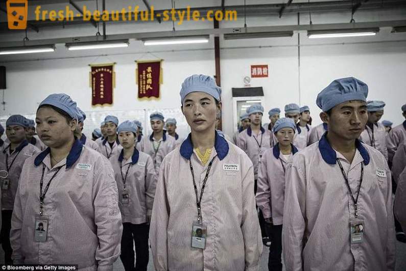 Britská média ukázal každodenní život lidí, kteří se sestavuje iPhone v Číně