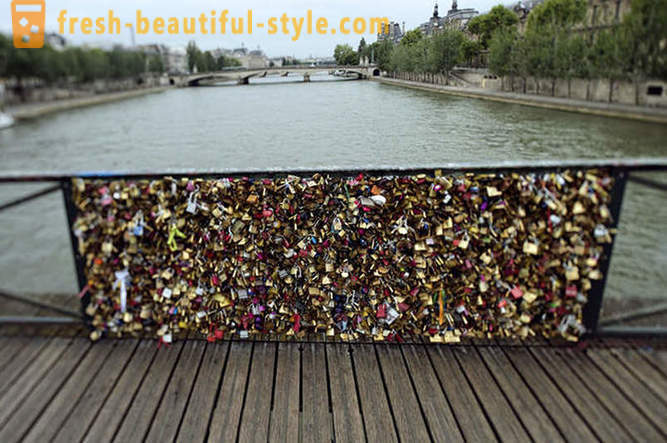 Milion důkazy lásky odstraněny z Pont des Arts v Paříži