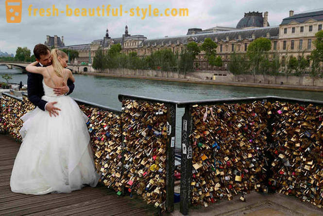 Milion důkazy lásky odstraněny z Pont des Arts v Paříži