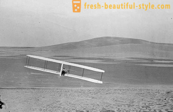 První pilotovaný let letadlem
