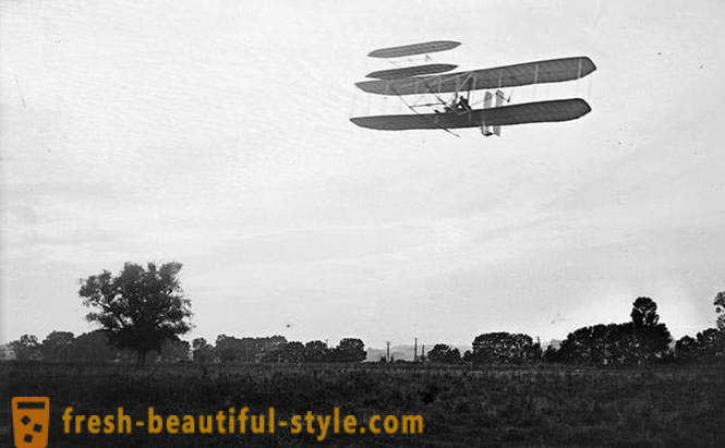 První pilotovaný let letadlem