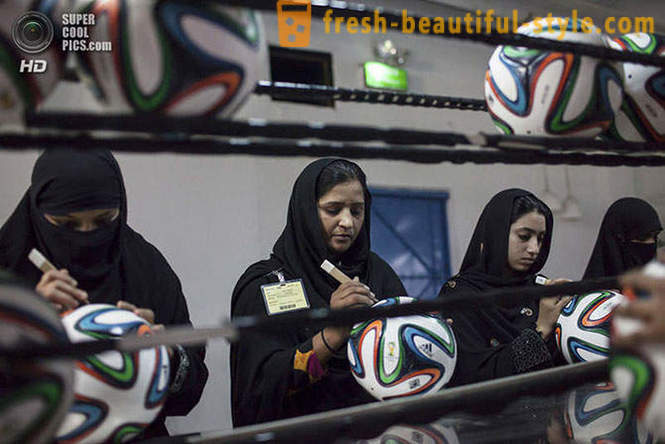 Výroba z úředních 2014 Světového poháru míčů v Pákistánu