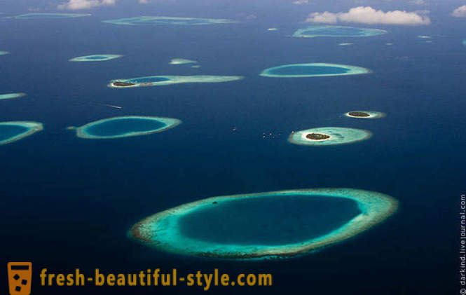 Letí přes Maledivy hydroplánem
