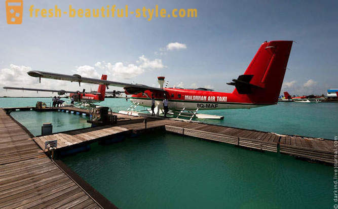 Letí přes Maledivy hydroplánem