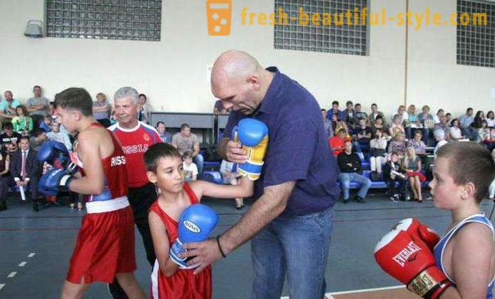 Ruský boxer Nikolaj Valujev: výška a váha, rodina, děti