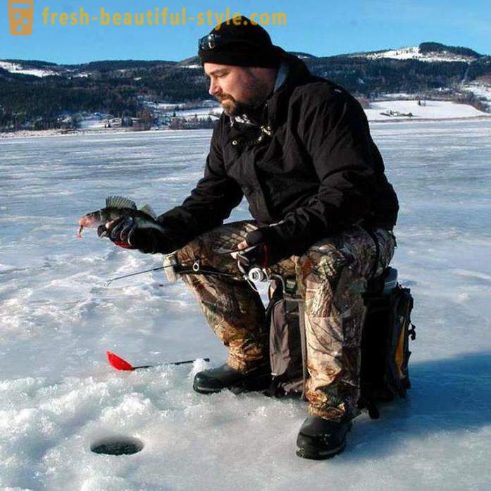 Zimní rybolov na řece Ob městě Barnaul
