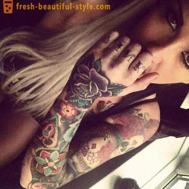 Dámské tetování na paži: atraktivní výraz