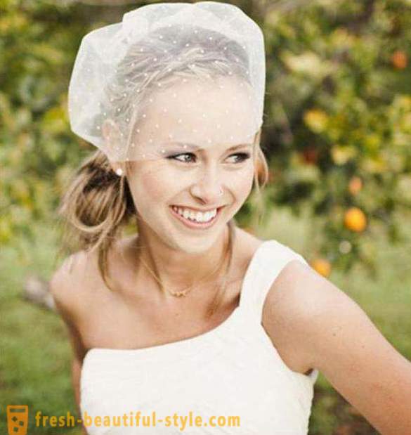 Svatební účes pro střední vlasy se závojem s rukama (foto)