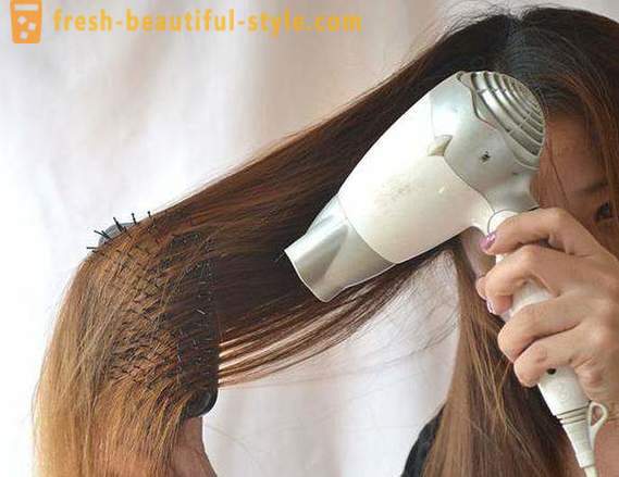 Jak narovnat vlasy bez žehličky doma